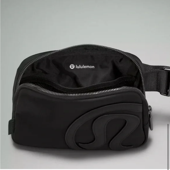 Lululemon NWT | Everywhere Belt Bag in Black/BlackVolume: 1L - Picture 3 of 10